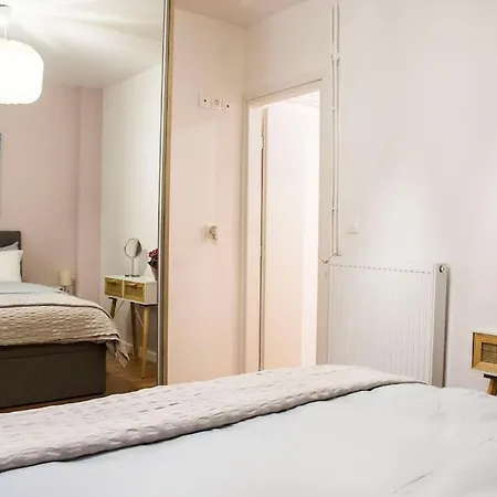 Newly Renovated-city Center Apartment *